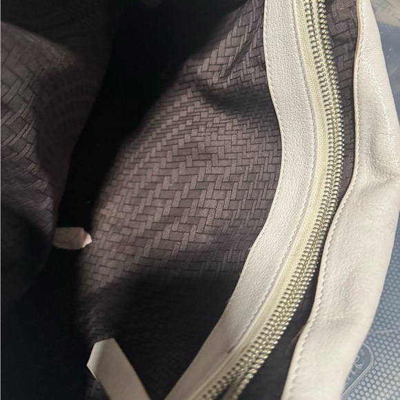 White Rounded Shoulder Bag - Picture 3 of 4